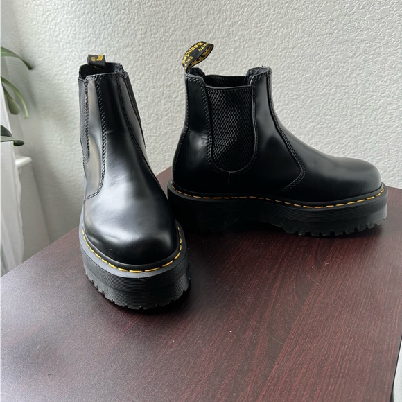 Doc martens 2976 SMOOTH LEATHER PLATFORM CHELSEA boots - Picture 2 of 5